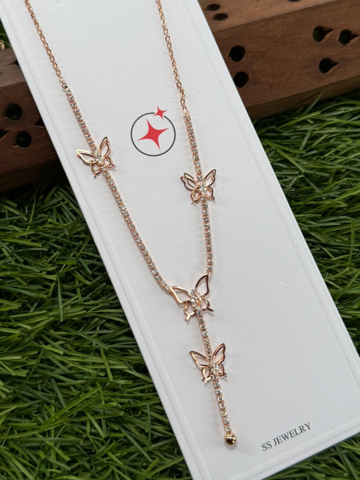 Rose gold finished simple chain with rhodiam design Rose gold finished simple chain with rhodiam design