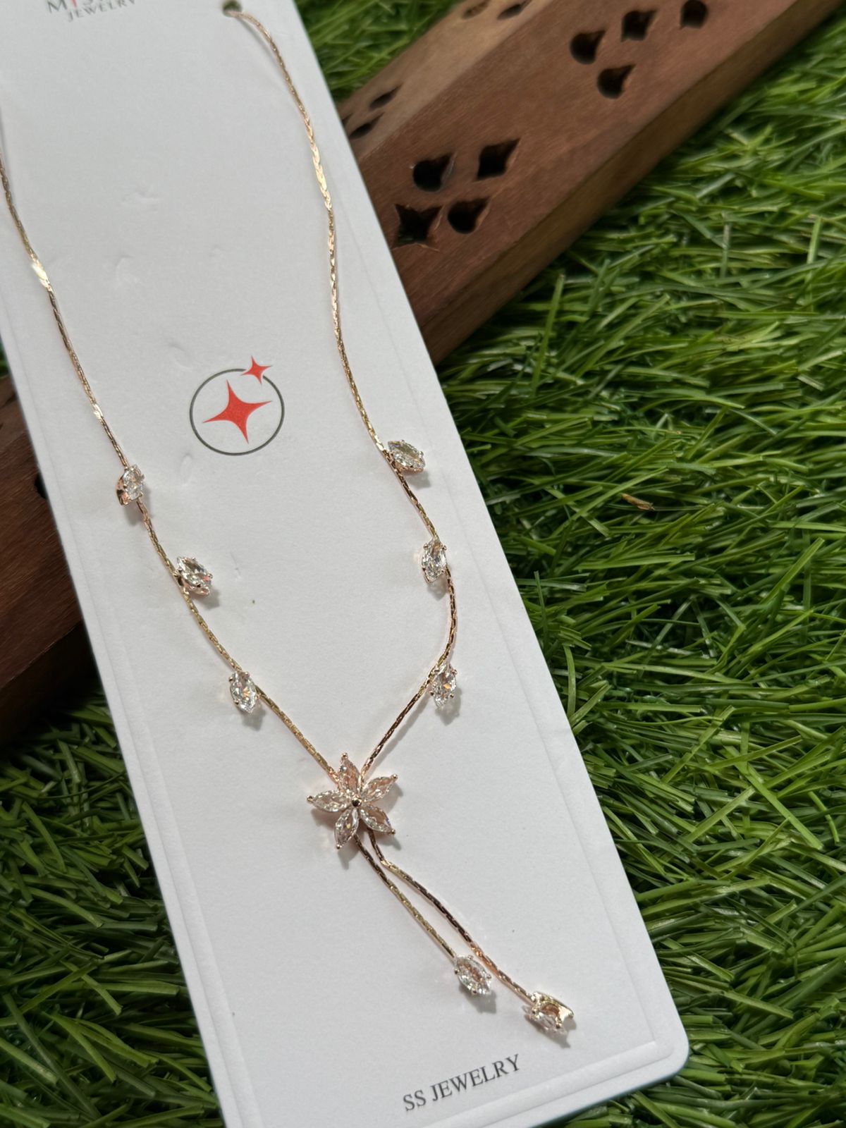Round Stonre with RoseGold Chain Round Stonre with RoseGold Chain