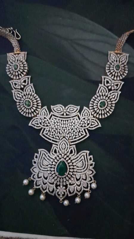 Unique neak piece with green stone Unique neak piece with green stone