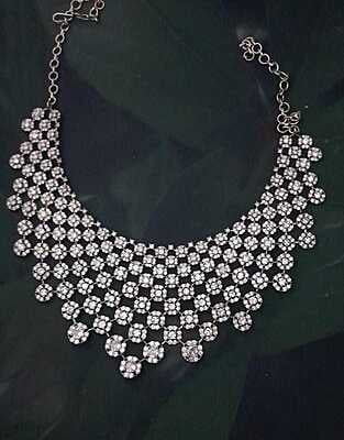 Rounded design neck piece