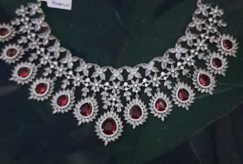 start based red and white stone neckpiese