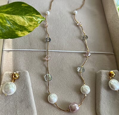 Gold finish trendy stones with pearl chain with earings