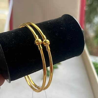 gold finish plain bangle with one ball design