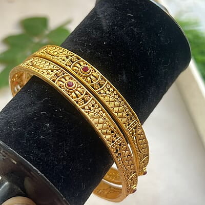 Tradtional circle flower design gold finish bangle