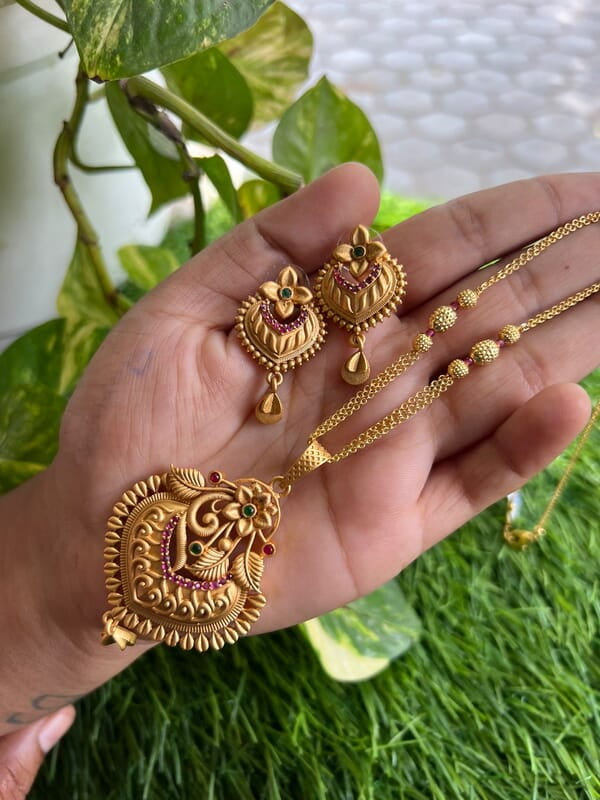 Floral & leaf Design with Mate Finish Pendant Chain