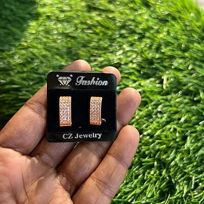 Trendy white stone earing