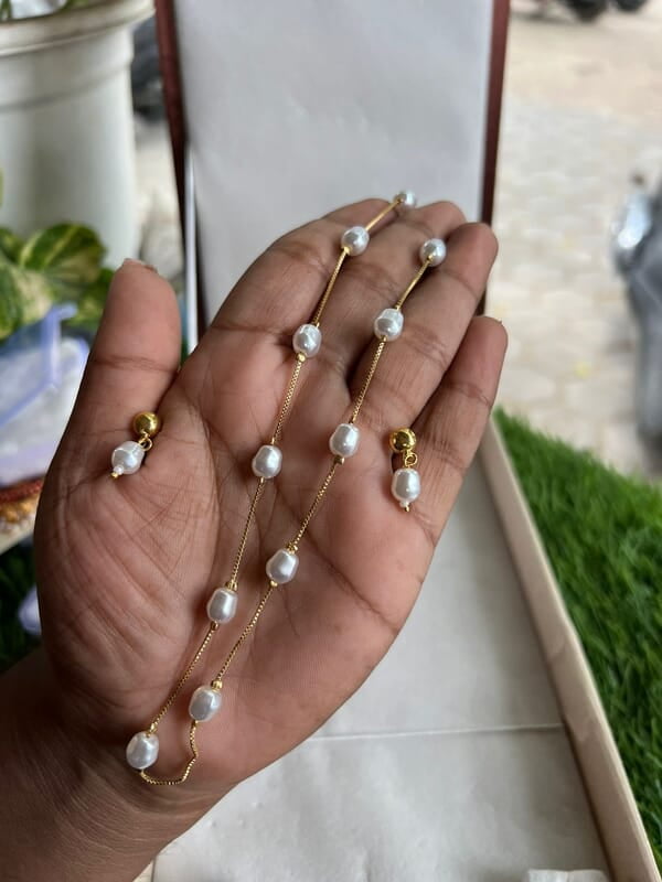 Light look colour with pearl chain Light look colour with pearl chain
