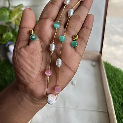 Light look colour with pearl chain Light look colour with pearl chain