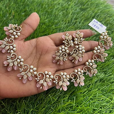 Leaf and ball design neckpiece Leaf and ball design neckpiece