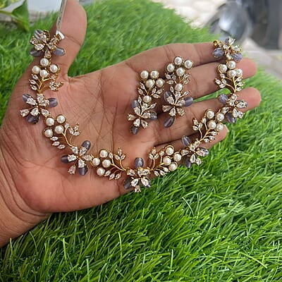 Leaf and ball design neckpiece Leaf and ball design neckpiece