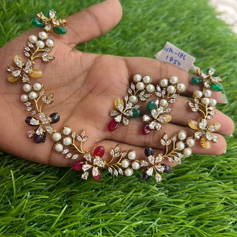 Leaf and ball design neckpiece Leaf and ball design neckpiece