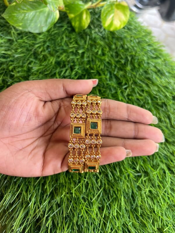 SQUARE DESIGN STONE ANTIQUE BANGLE SQUARE DESIGN STONE ANTIQUE BANGLE