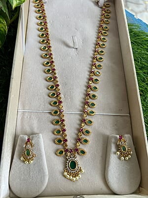 UNIQUE PENDENT LEAF DESIGN WITH LONG HARAM