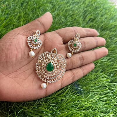 Stone pendant and stud set Stone pendant and stud set
