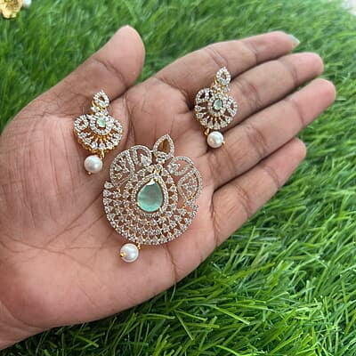 Stone pendant and stud set Stone pendant and stud set