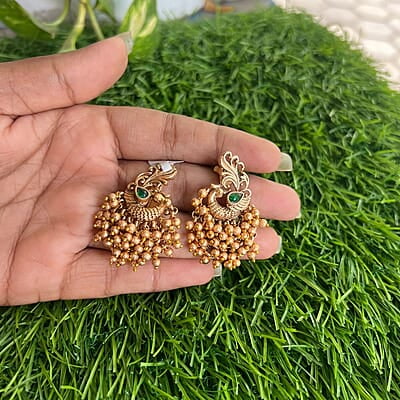 Traditional peacock Pearl Stud