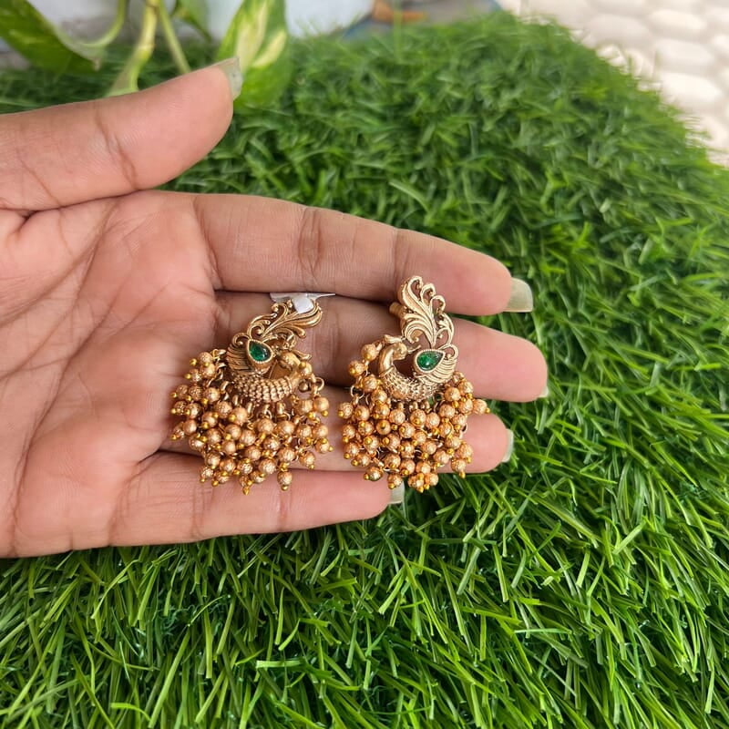 Traditional peacock Pearl Stud