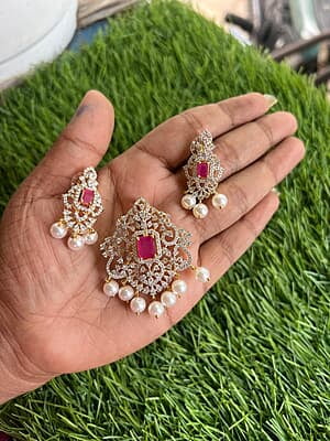 Square shape with stones pendant set Square shape with stones pendant set