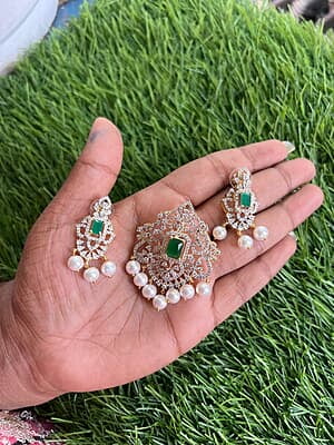 Square shape with stones pendant set Square shape with stones pendant set