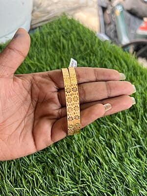 Gold finish circle with in flor regular use Bangles