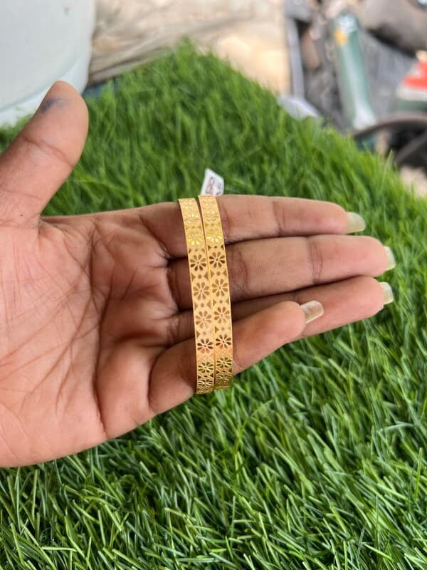 Gold finish circle with in flor regular use Bangles Gold finish circle with in flor regular use Bangles