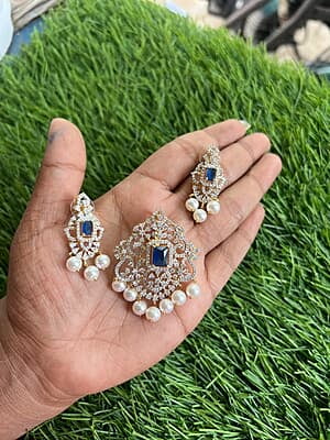 Square shape with stones pendant set