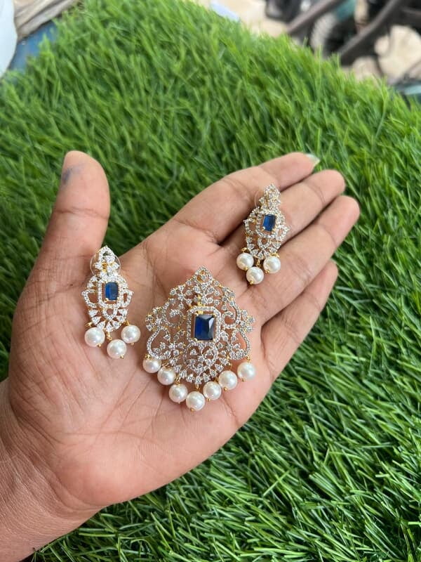 Square shape with stones pendant set Square shape with stones pendant set