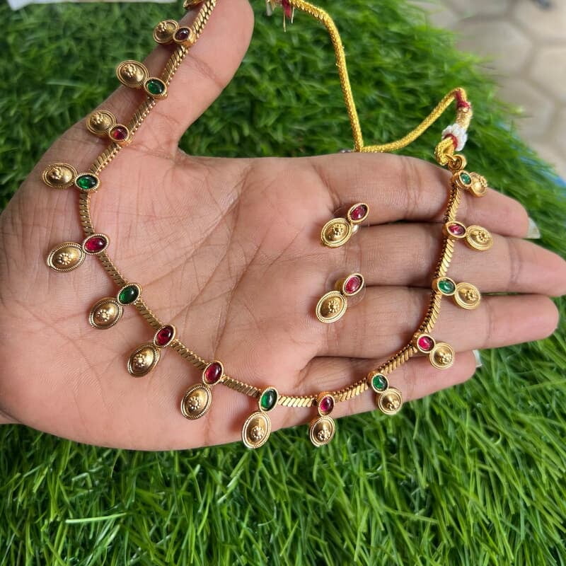 Oval shape within flora design pretty stone nekpiece Oval shape within flora design pretty stone nekpiece