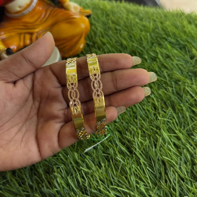 Unique round and flora design gold bangle