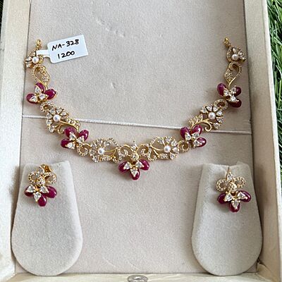 Fashionable flora desighn with pearl and stone victoran neckpiece