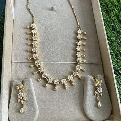 Pretty drop design with pearl neckpiece set