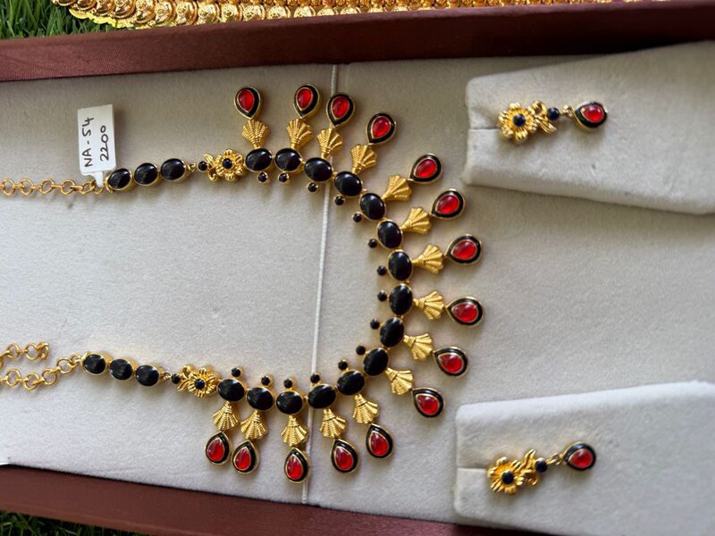 Fancy design with kemp stones black and red colour neckpiece