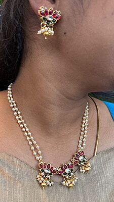 Unique flora design with stone nd pearl chain