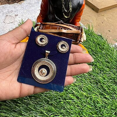 Unique Round Stone Pendant Earing Set