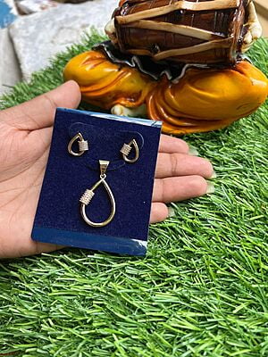 Gold Finish Thilaham Pendant Set