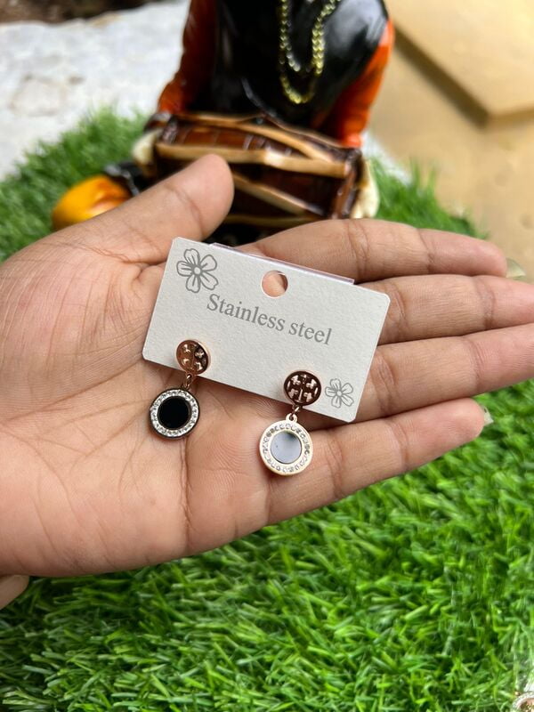 Rose Gold Plated Stainless Steel Black shell Stud Rose Gold Plated Stainless Steel Black shell Stud