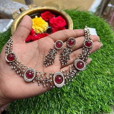 Moda Collar Oval Shaped Gold Finish Neckpiece