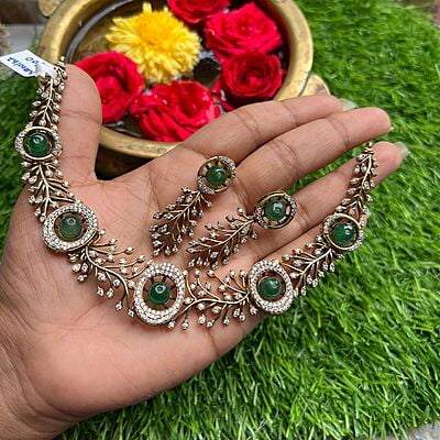 Moda Collar Oval Shaped Gold Finish Neckpiece Moda Collar Oval Shaped Gold Finish Neckpiece