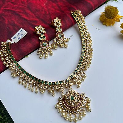 Emerald Stone with Pearl Neckpiece