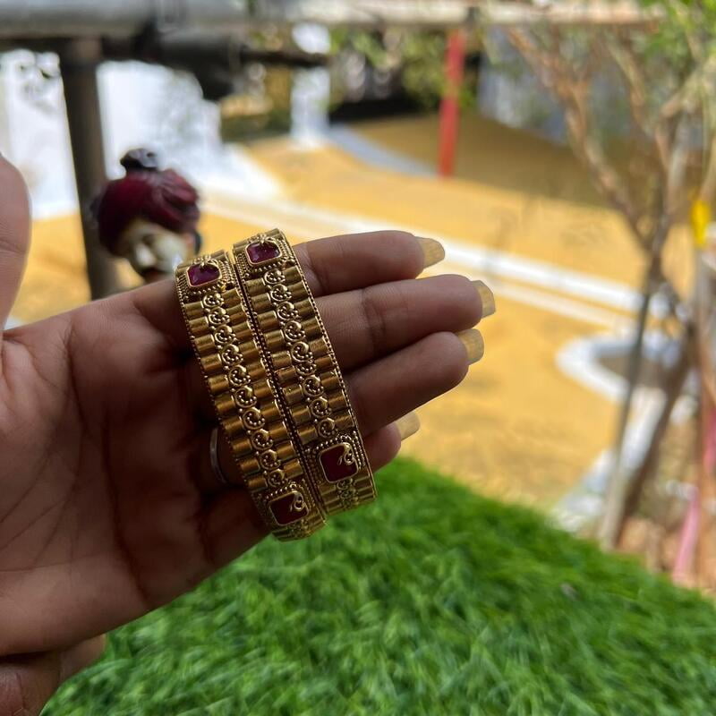 Kundan Stone with Brass Finish Bangle Kundan Stone with Brass Finish Bangle