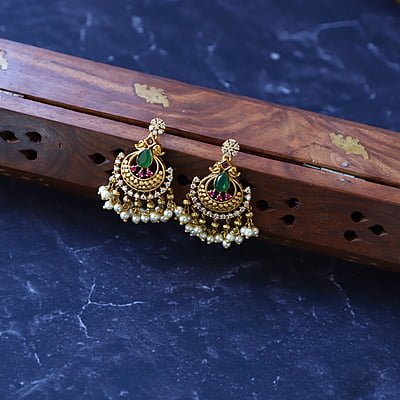 Multistone and Pearl type Neckpiece