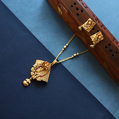 Floral and leaf design Pendant