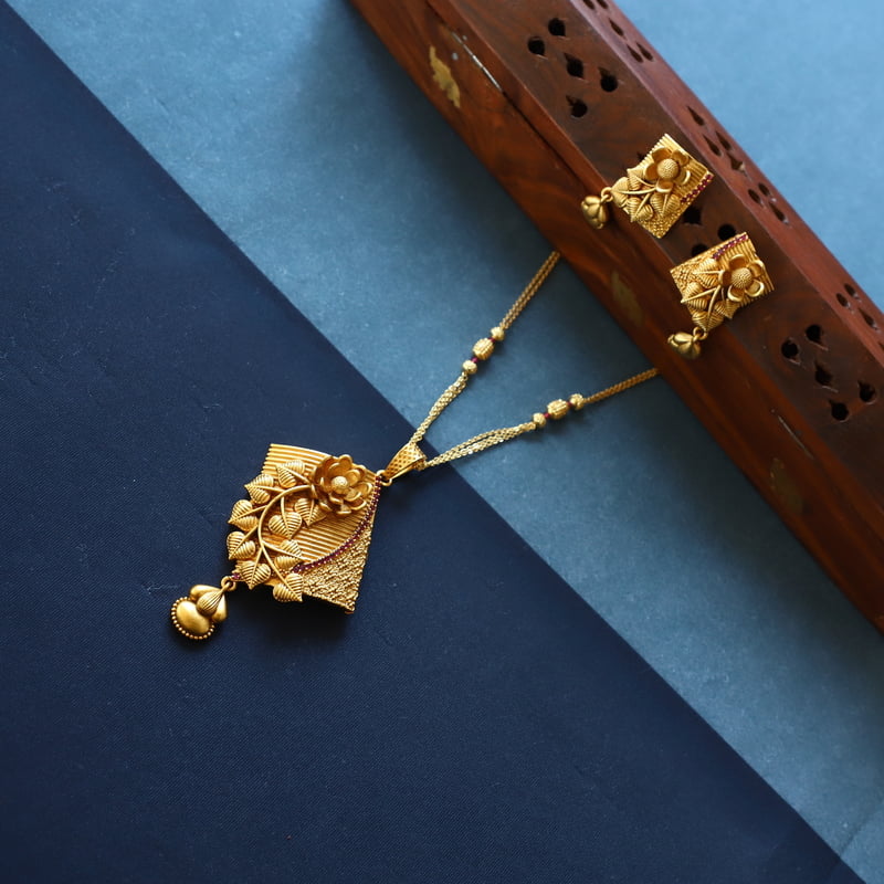 Floral and leaf design Pendant