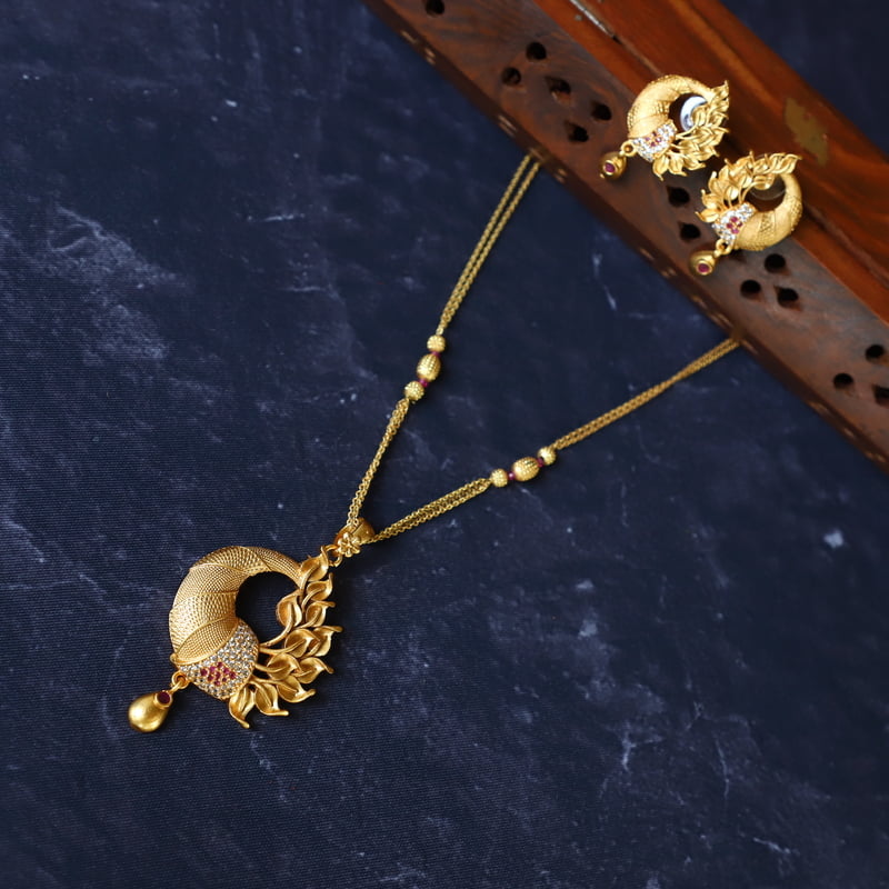 Circle Feather Pendent Set