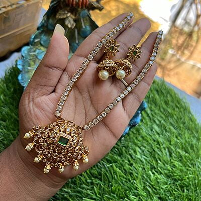 stone neckpiece with green ruby in dollar