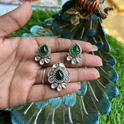 Gorgeous Victorian Pendant & Earing set Gorgeous Victorian Pendant & Earing set