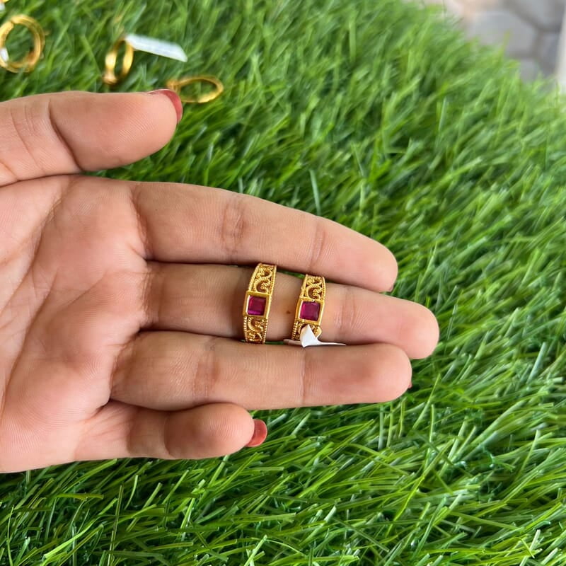 Unique design toe ring with ruby stone Unique design toe ring with ruby stone
