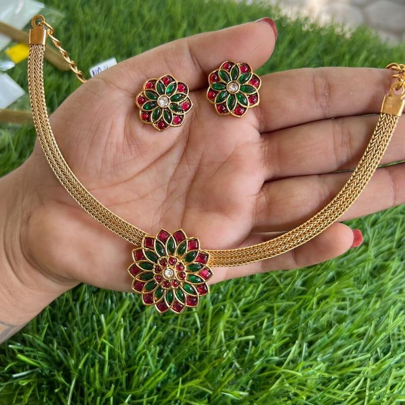 Gold Finish Choker Neckpiece with Flower Pendant & Earings Gold Finish Choker Neckpiece with Flower Pendant & Earings