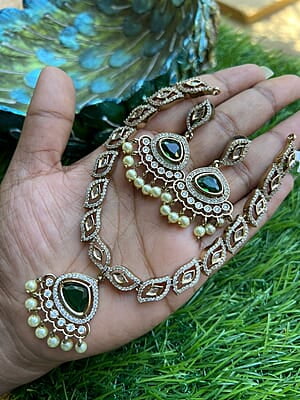 Trendy VIctorian Neckpiece with Earing