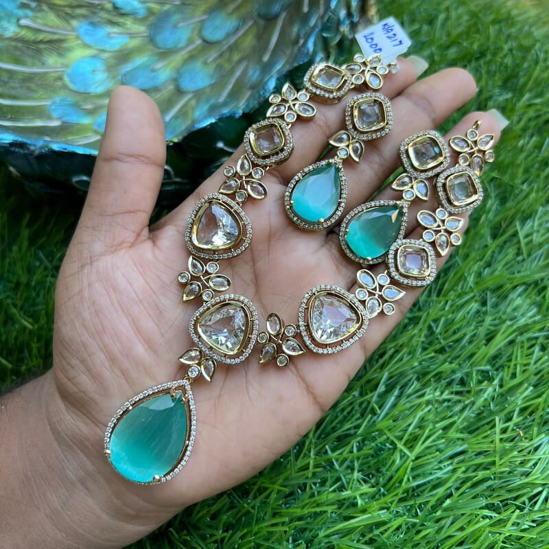 Elegant Victorian Necklace with Earings